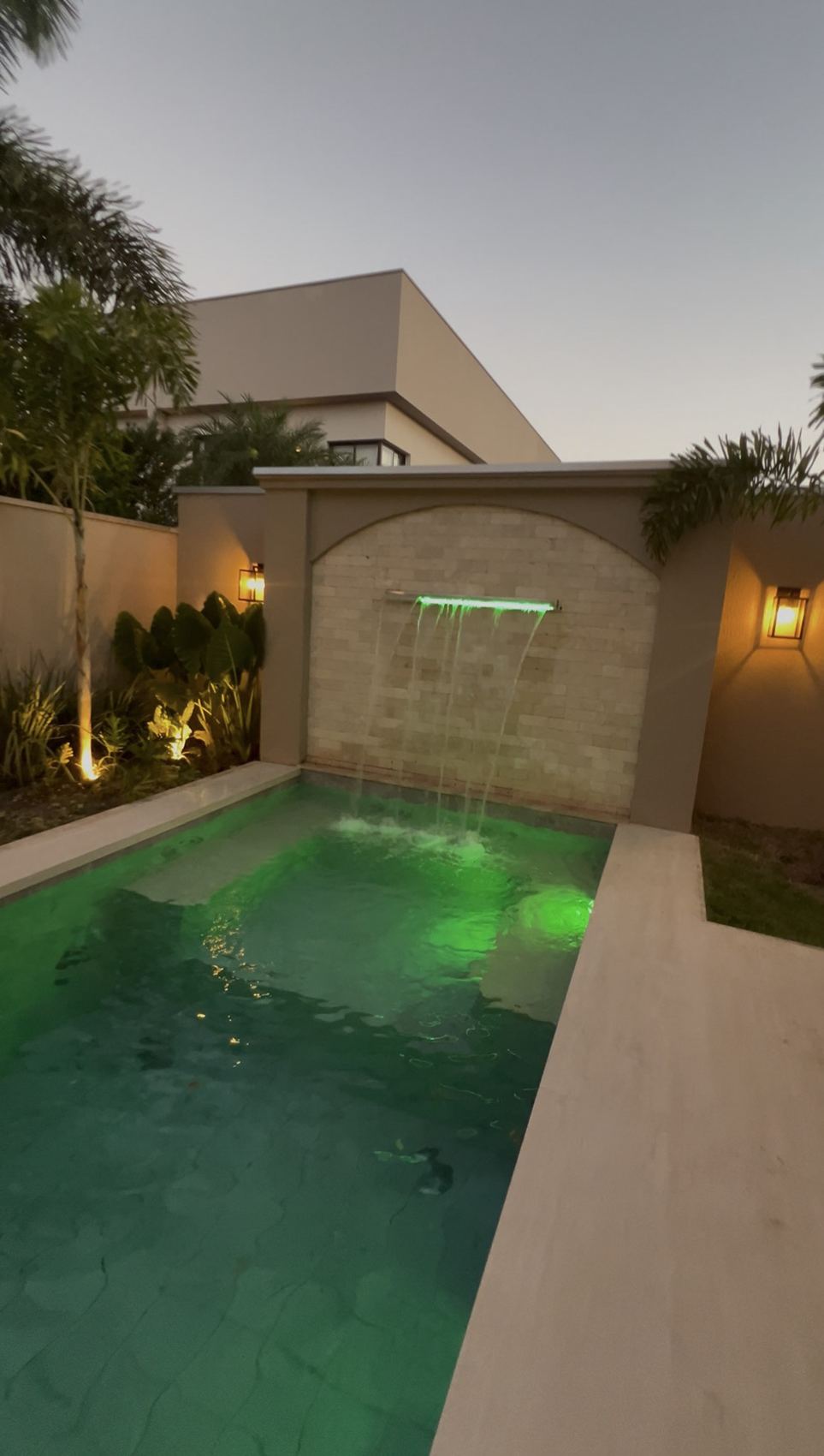 Piscina com cascata e iluminação em LED