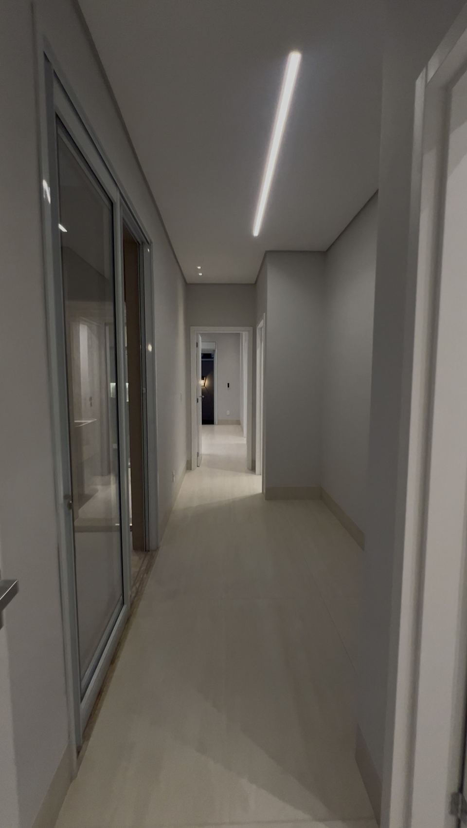 Corredor com iluminação em LED embutida no forro